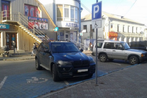 Чернівці — перше місто в Україні з синіми паркомісцями для водіїв із інвалідністю