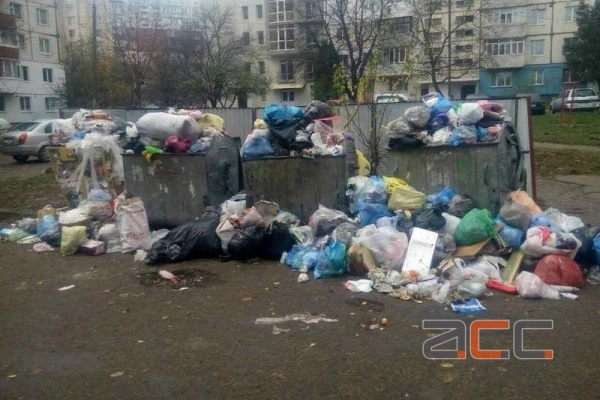Через недбалу роботу комунальників Гравітон перетворюється на справжнє сміттєзвалище (Фото)