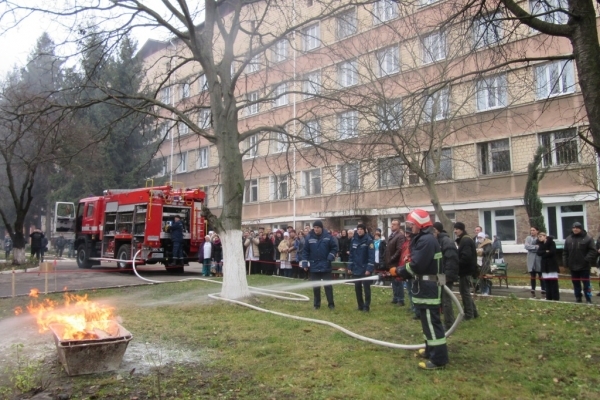 Чернівецькі рятувальники навчали лікарів, як діяти під час пожежі (Фото)
