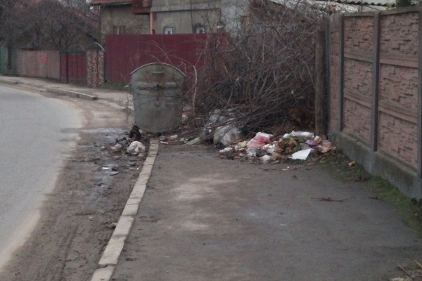 Чернівчани скаржаться на стихійний смітник на вулиці Винниченка (Фото)