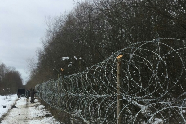 Буковинські охоронці перекопують кордон та чіпляють колючий дріт (Фото)