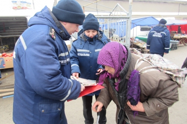 Буковинські рятувальники навчали правил пожежної безпеки на ринку (Фото)