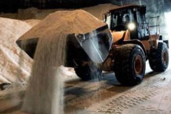 На дороги Чернівців за день пішло 18 тонн солі