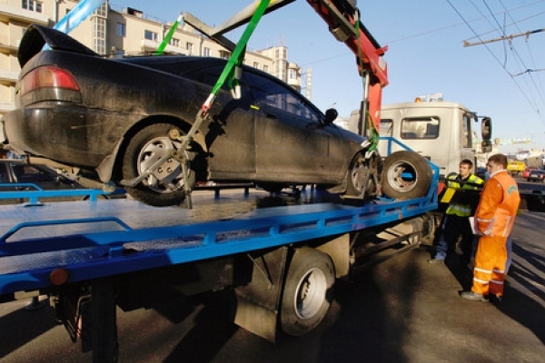 Буковинським автолюбителям на замітку: новий закон про парковки повертає евакуатори