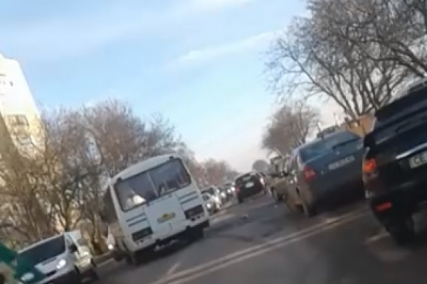 ДТП на Гравітоні у Чернівцях: не розминулися легковик та маршрутка (Відео)