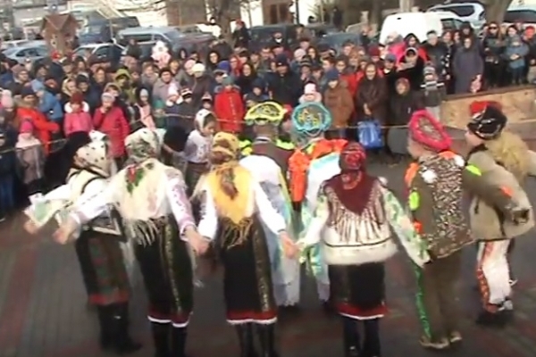 На Центральній площі міста Герца співали й танцювали (Відео)