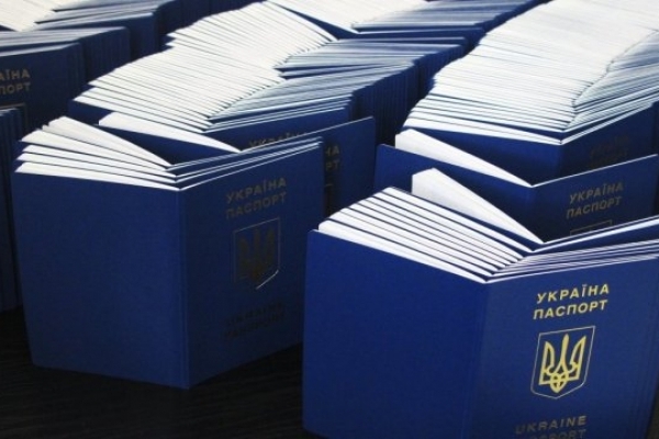 Буковинцям затримують видачу закордонних паспортів: черга у поліграфкомбінат понад 600 тисяч заявок