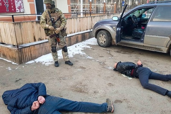 На околиці Чернівців затримали злочинців-вимагателів (Фото)