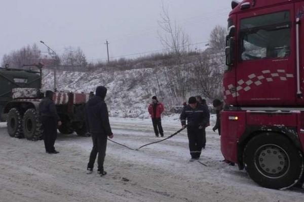 Чернівецькі рятувальники взяли на буксир 11 автівок (Фото)