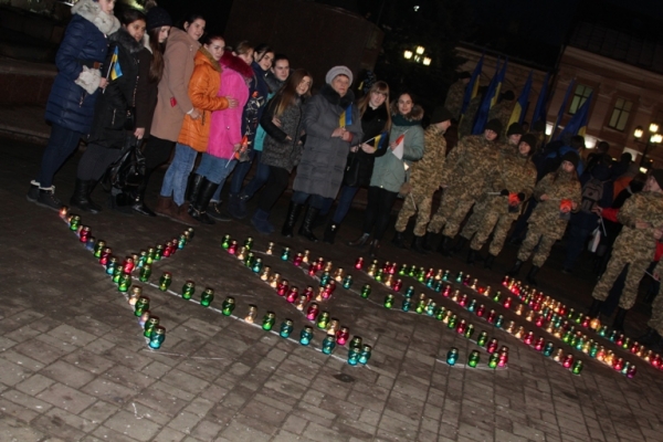 На Центральній площі Чернівців вшанували загиблих у бою під Крутами (Фото)