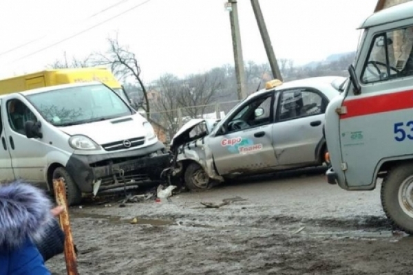 ДТП на Буковині: не розминулися таксі й мікроавтобус (Фото)