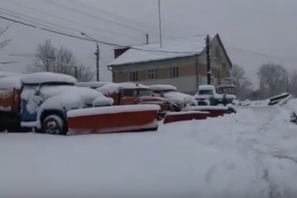 Як чернівецькі комунальники зі снігом боролися (Відео)