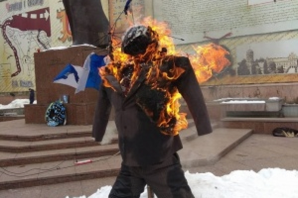 У серці Буковини спалили опудало Порошенка (Фото)