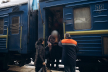 Евакуаційним потягом до Чернівців привезли пацієнтів психоневрологічного інтернату із Запорізької області (ФОТО)