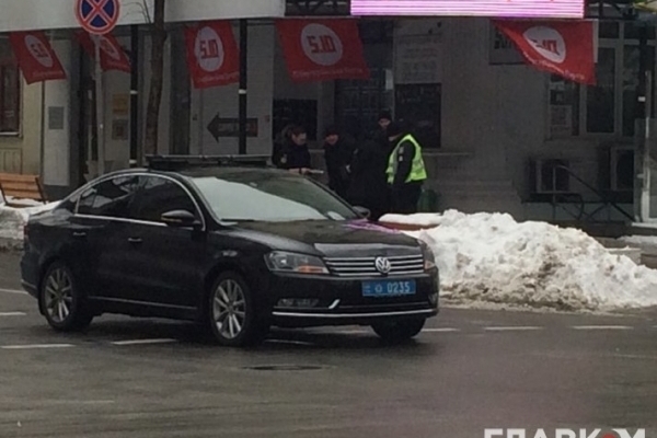 У центрі Києва поліцейський автомобіль із кортежу Порошенка збив чоловіка
