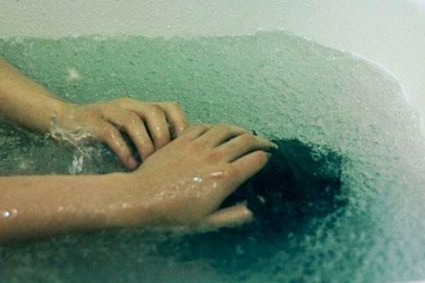 На Київщині жінка намагалась втопитись у власній ванній