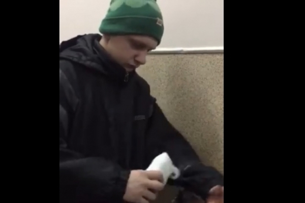 У Чернівцях активісти «зцілили» юнака, що прикидався калікою (Відео)