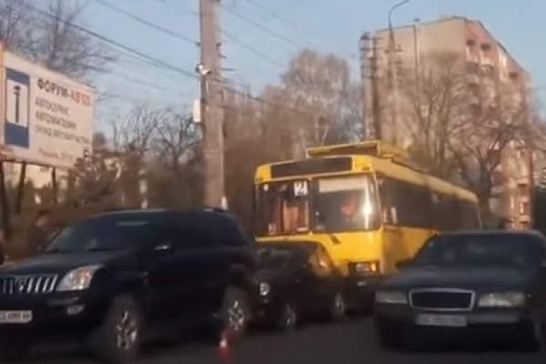 На вулиці Руській у Чернівцях у ДТП потрапив тролейбус (Відео)