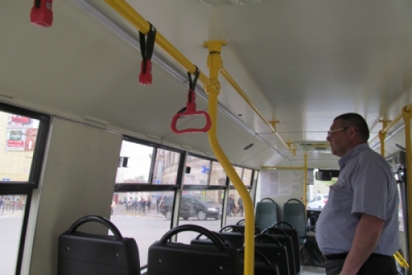 У Чернівцях перевізники показали, як пасажири нищать нові автобуси (Фото)