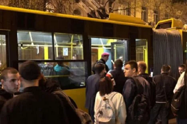 У київському тролейбусі спалахнула бійка з різаниною (Фото)