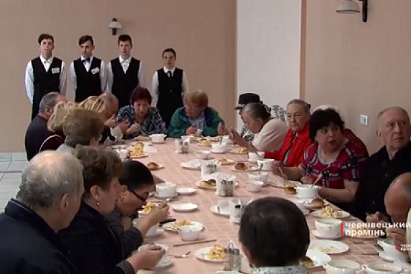 Чернівецькі студенти нагодували гарячим обідом літніх людей (Відео)
