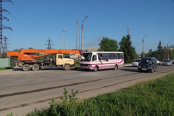 Автокран наскрізь проштрикнув чернівецьку маршрутку (Фото)