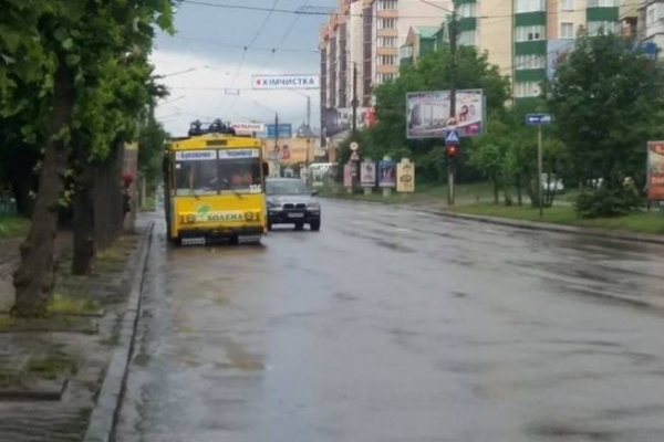 У Чернівцях прямо під час руху загорівся тролейбус (Відео)