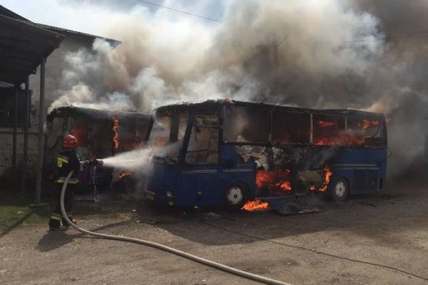 На Чернівеччині вщент згорів пасажирський автобус (Фото)