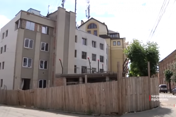 Через самовільне будівництво у чернівчан руйнуються будинки (Відео)