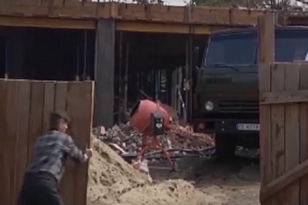 Будинки чернівчан тріщать через незаконне будівництво, яке пов’язують з нардепом Максимом Бурбаком