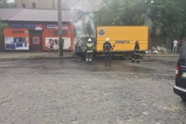 У центрі Чернівців згоріла вантажівка «Укрпошти» (Відео)