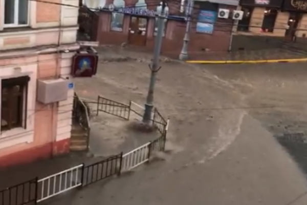 Раптова злива наробила біди у Чернівцях (Відео)