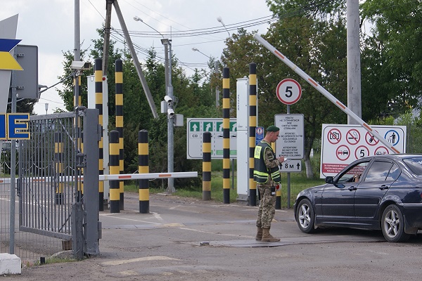 На Буковині мати намагалася вивести за кордон двох дітей всупереч чинному законодавству