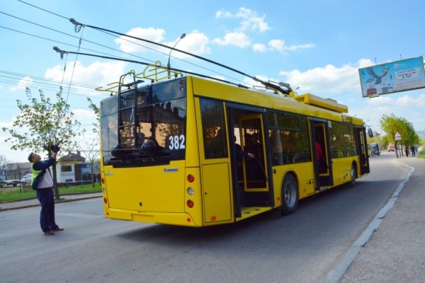 У Чернівцях тролейбус потрапив у ДТП (Відео)