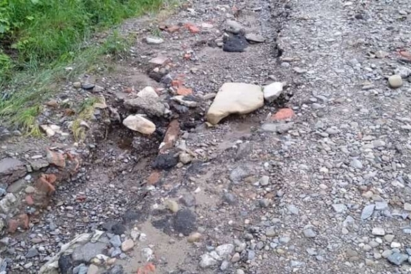 У соцмережі з'явилися фото жахливої дороги в районі Роша у Чернівцях