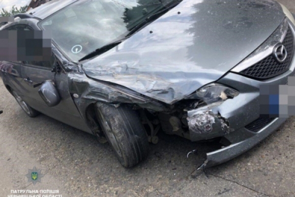У Чернівцях водій «Мазди» з ознаками сп’яніння врізався в авто, звинувативши у скоєному дружину