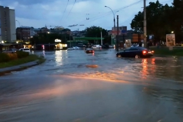 Дощ утретє за місяць затопив вулиці Чернівців