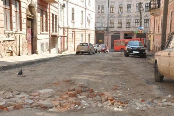 У мерії вирішили розірвати договори з фірмами, які досі не почали ремонт доріг у Чернівцях