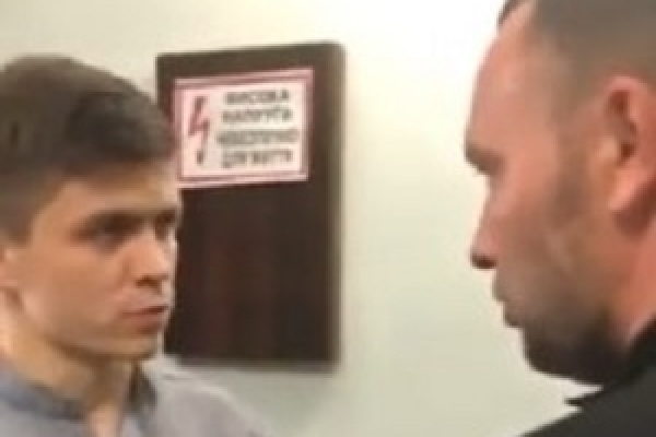 Активіст «наїхав» на депутата Чернівецької міськради за «псів Бурбака» (Відео)