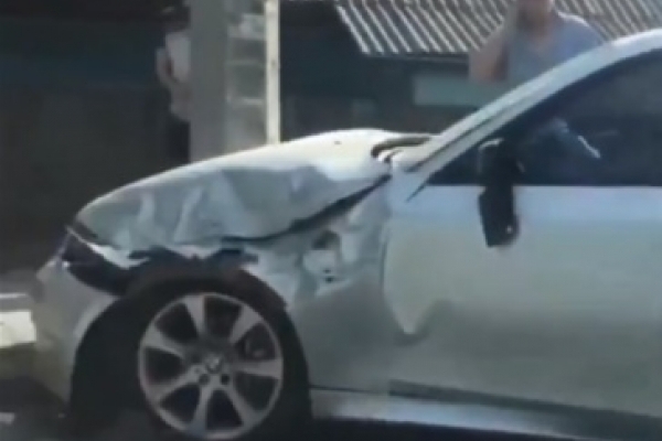 У Чернівцях автомобіль врізався в електроопору (Відео)