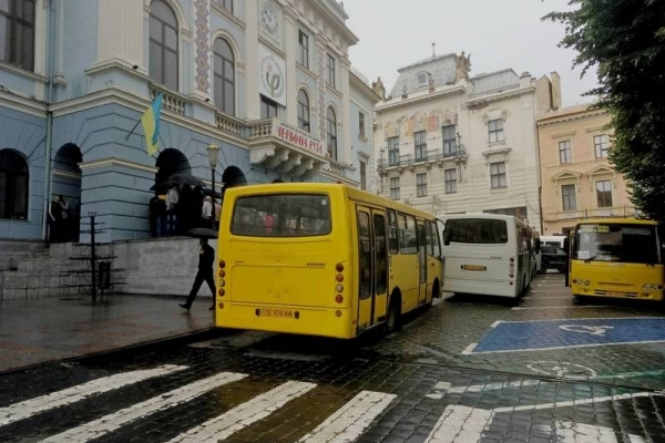 Чернівчани борються за невкорочення автобусного маршруту № 9 