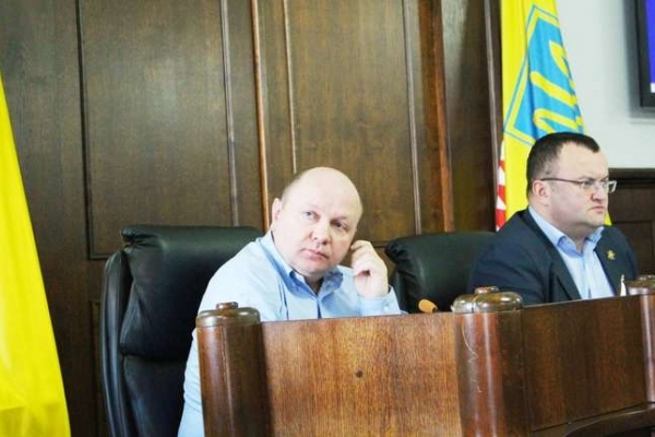Мерові Чернівців – недовіру, секретаря міської ради – у відставку