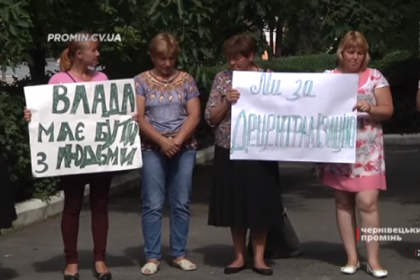 Жителі Буковини розповіли про децентралізацію у їхньому селі на сесії районної ради