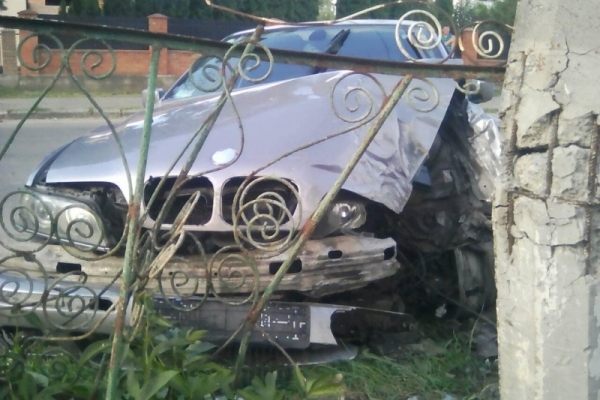На Буковині BMW протаранив металеву огорожу та пошкодивши електроопору (Фото)