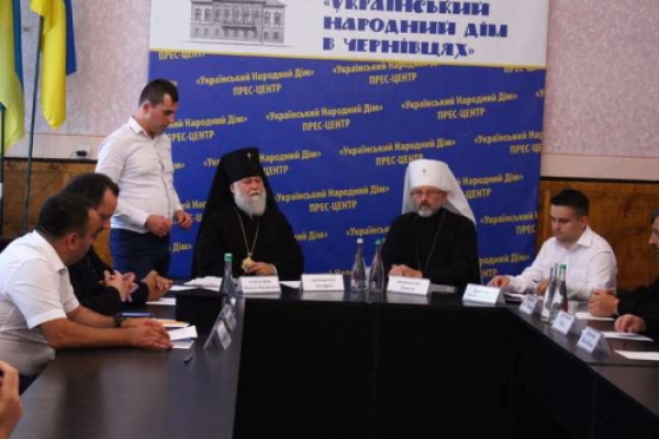У Чернівцях священики Московського патріархату й УПЦ КП посперечались через Томос