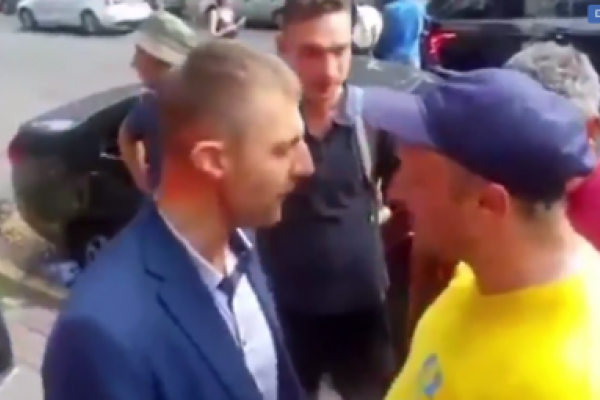 Власники «євроблях» напали на нардепа з Буковини під стінами Верховної Ради (Відео)