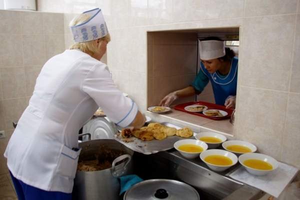 Голова Чернівецької ОДА контролюватиме харчування в освітніх закладах