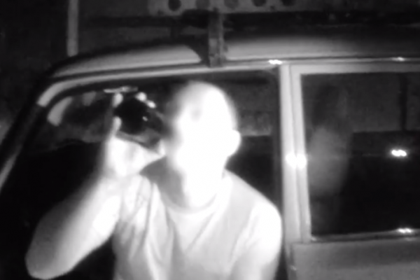 У Чернівцях затримали агресивного водія, який провокував патрульних, розпиваючи перед ними пиво (Відео)