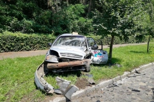 З’явилося відео моменту моторошної ДТП у Чернівцях, у якій постраждав водій таксі