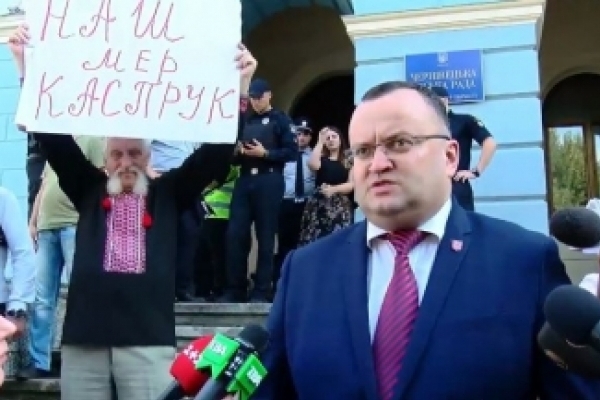 Після відставки голови Чернівців звільнилися його прихильники (Відео)